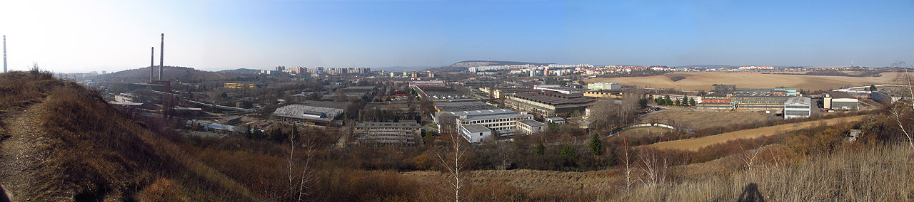 V sobotu přijeli Drobek a Sova a tak jsme se šli projít nejprve na Bílou horu a posléze na Stránksou skálu, odkud pochází toto panorama Zetoru. Úplně vlevo se tyčí komín brněnské spalovny.