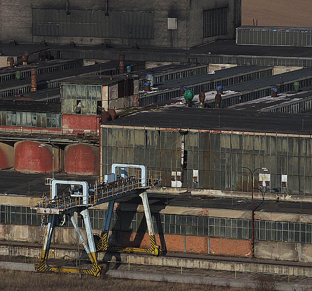 Omšelé hmoty továrních hal…