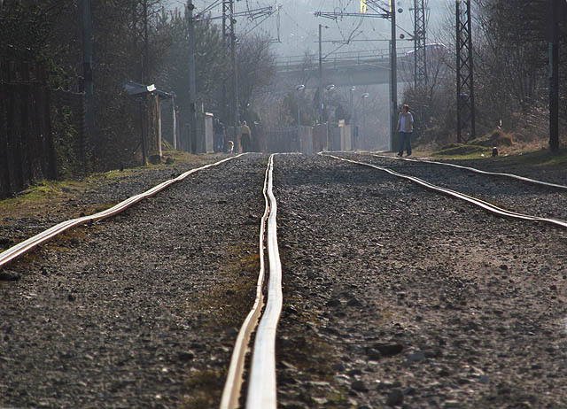 Disproporce mezi kvalitní trolejí pro vysoké rychlosti a pokroucenými kolejnicemi je velice výrazná.