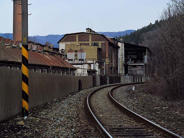 Okolo firmy Mora a přidružených závodů jsme prošli zezadu, po jednokolejné trati 310 vedoucí údolím dravé říčky Bystřice.