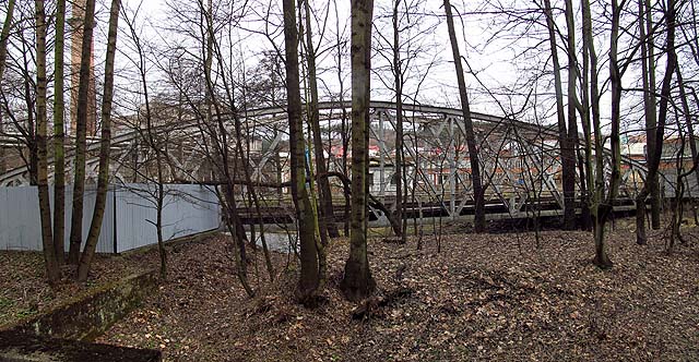 Pan architekt Šmíd kdysi tvrdil, že Hlubočky jsou na celém světě město nejpodobnější Adamovu. Je to pravda - v hlubokých listnatých lesích se panelákové město rozkládá na stráních nad řekou, okolo níž se motá trať. Mezi tratí a řekou pustnou továrny. Jako vejce vjci. Na snímku krásný vlečkový most přes řeku ubnitř areálu strojíren (takový v Adamově nemáme, ale vlečkový most přes řeku tam teda je).