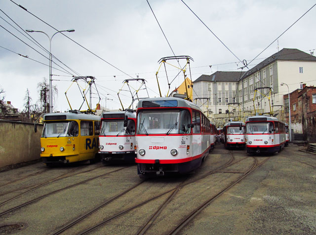 Třeba z téhle fotky olomoucké vozovny tramvají by šla udělat působivá scenérie.