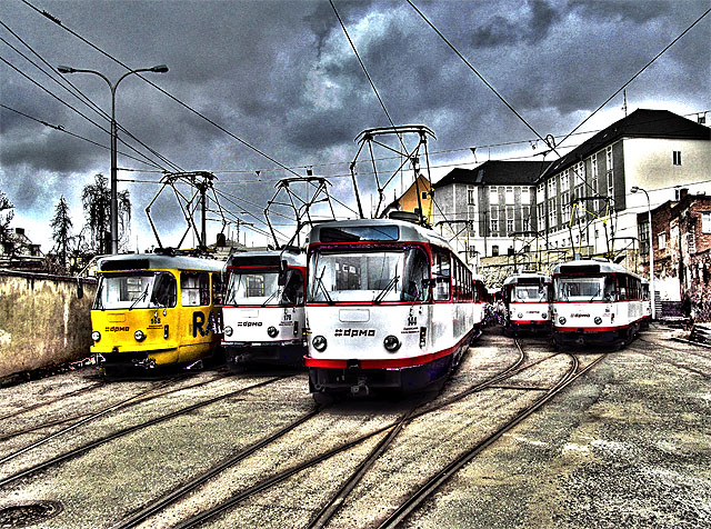 No a to je ona - krásně seřazené tramvaje T3 musí do vozovny couvat, protože je jako jedna z mála v Česku neprůjezdná.