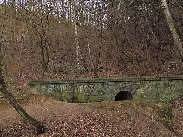 Nakonec se člověk vynoří v tmavém dole, odkud je násep dálnice ještě zřetelnější.