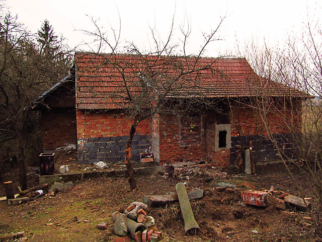 Stopování další trasy dálnice jsme vzdali zhruba u této opuštěné stavby, oblíbené paintballisty.