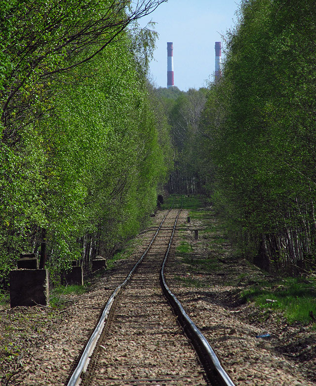 Po přespání v lese za seřaďovacím nádražím jsme v sobotu ráno vyrazili do největšího bludiště kolejí v Evropě. Jak jinak než po kolejích…