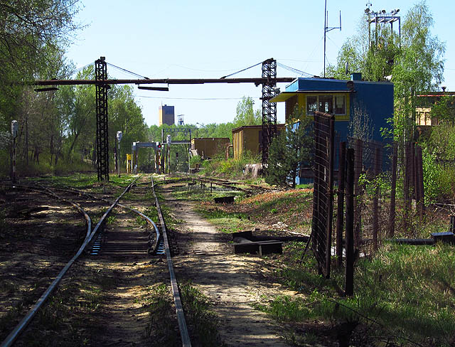 Vjezd do jednoho z mála dolů, který je stále pod dozorem strážce.