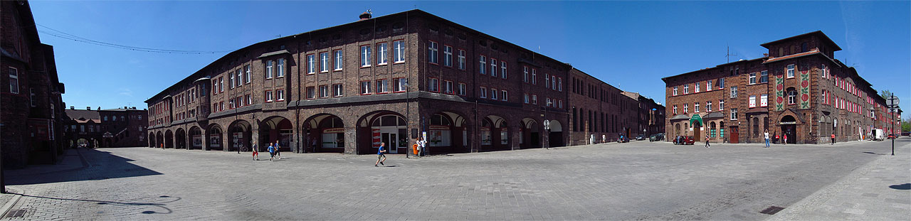 Kolonie Nikiszowiec byla vybudována jako moderní dělnická čtvrť na okraji Katowic u elektrárny a vagónky v letech 1908-1918. Jde o úchvatný soubor staveb z neomítaných cihel na částečně pravidelném půdorysu cca 10 ulic včetně kostela a radnice. Přes výrazné jednotící prvky je každá budova svébytným architektonickým dílem. V kolonii je příjemné bydlení dodnes, zejména díky důmyslnému propojení ulic průchody a zahradními vnitrobloky.