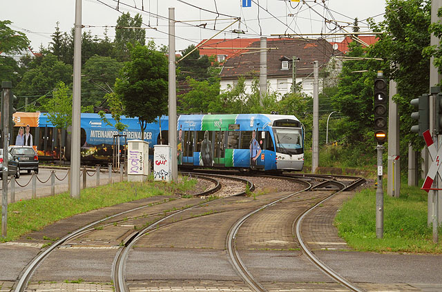 Na fotce je vidět spojka s železnicí, na kterou mohou tramvaje najet na několika místech ve městě. Za jeho hranicemi pak uhání po tratích DB do okolních obcí, v jednom směru dokonce až do Francie.