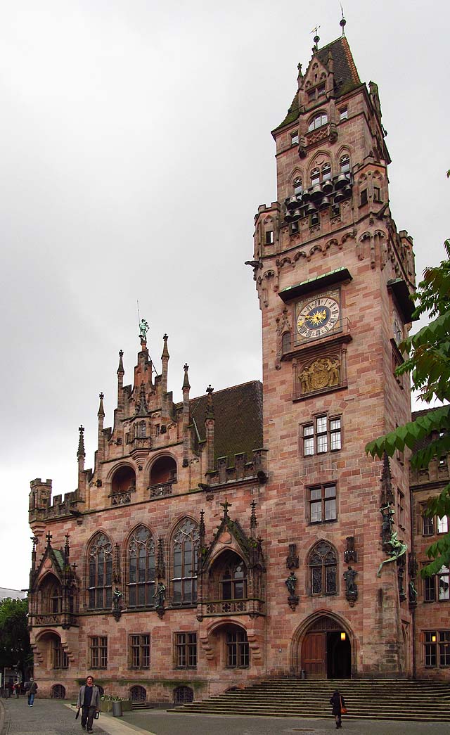 Sársko je druhá nejmenší spolková země, střídavě patřila k Francii a Německu. Po omezení výroby železa v 90. letech 20. století se potýkala s ekonomickými problémy, ze kterých už dnes našla cestu.