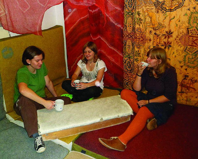 Zamyšlená děvčata z SPJF v čajovně.