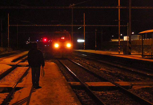 To je on - Os4956, poslední vlak přes dolní nádraží. S pětiminutovým zpožděním vjíždí do stanice bez většího zájmu okolí.