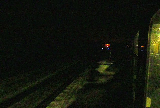 S trhnutím a v náklonu odbočujeme doprava z trati na hlavní nádraží.