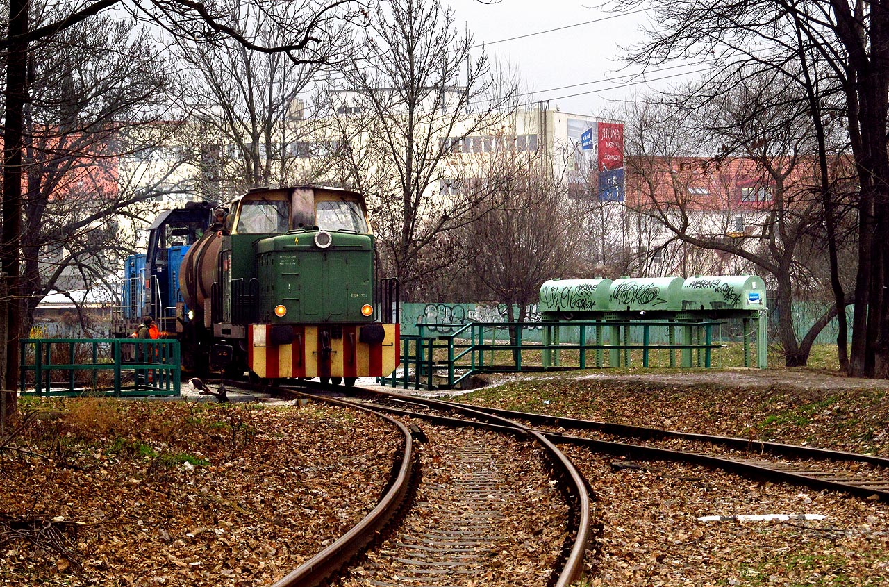 Za mostkem je dobře patrné satvědlo, uzavírající vtok do náhonu.