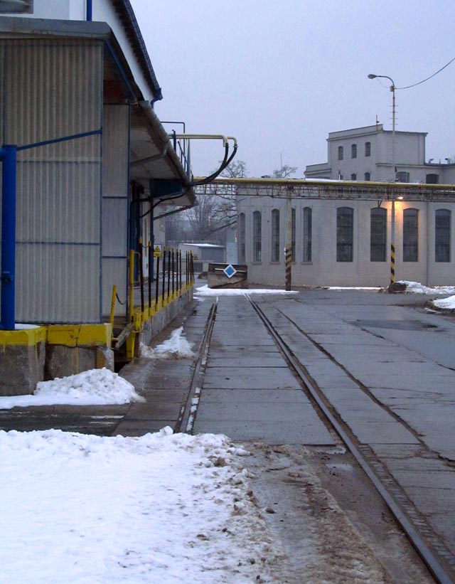 O pár dnů později na pozůstatku vlečky do škrobáren. Sem už se vlak nedostane.