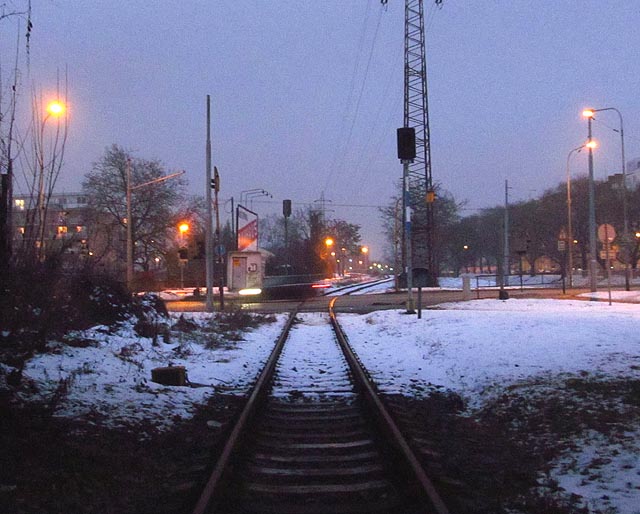 Také přejezd přes Hladíkovu ulici je ještě v provozu, návěstidla ale už nikoliv.