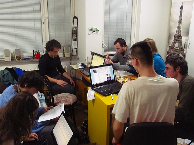 Obrázek ze zákulisí - náročné noční vyhodnocování, aby byly výsledky do rána hotové.