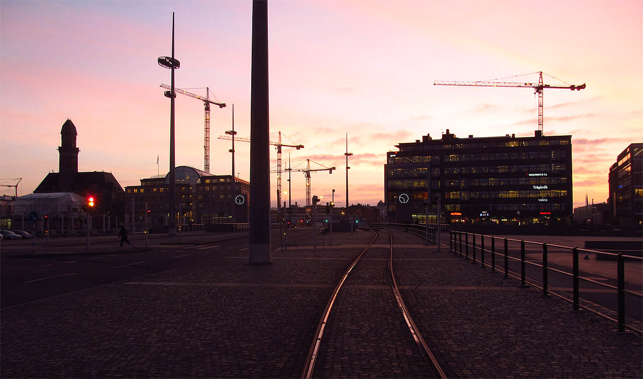 Přístavní město je protkané vlečkami a plné skladišť, kanálů, doků a továren. Když ulice začal sytit soumrak, chvílemi jsem nevěděl, jestli je za dalším rohem chodník nebo černá hladina jednoho z mnoha kanálů. Brzy jsem zabloudil, což vzhledem k času nebylo moc dobré.