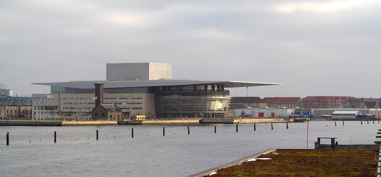 Kodaňská opera a nové divadlo patří k dominantám města stejně jako stará budova královského divadla v centru. Budova z roku 2000 stojí na samostatném ostrově a její stavbu zaplatila nadace největší dánské firmy všech dob - spedičního kolosu Mærsk. Její kontejnery lze zhusta spatřit i na českých železničních tratích.