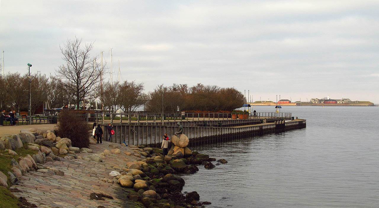 Naproti se pod nevzhlednou navigací krčí malá mořská víla. Je opravdu malá a k místnímu koloritu patří, urazit jí hlavu nebo aspoň nějakou končetinu. Přesto ji turisté milují.