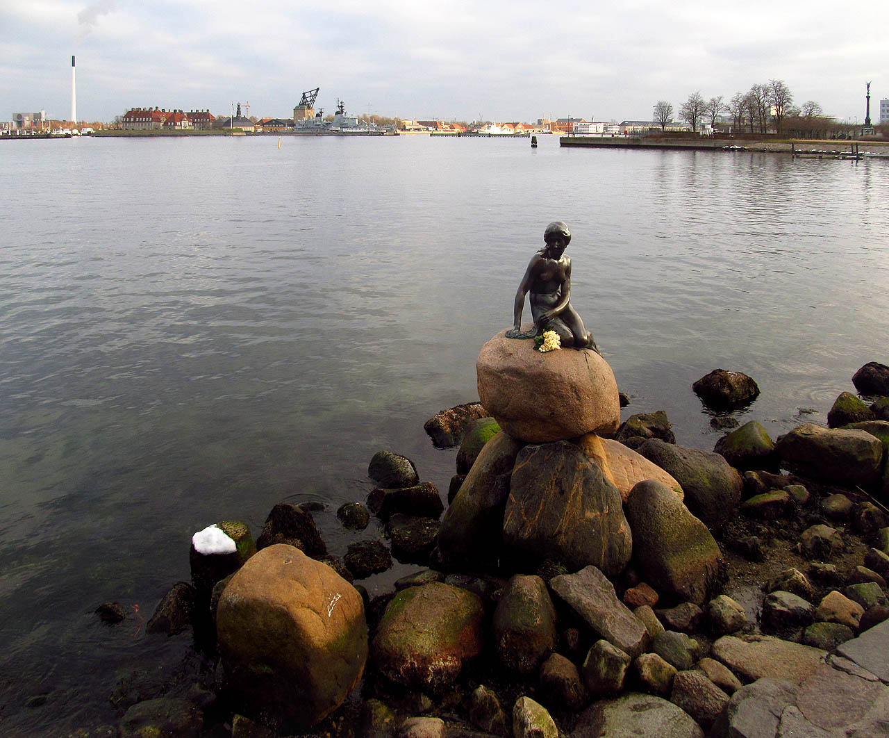 Malá mořská víla tentokrát s hezčím pozadím. Sochu z roku 1909 zaplatil pro změnu majitel pivovaru Carlsberg a podle baletky Ellen Priceové ji z bronzu odlil sochař Edvard Eriksen. Vlastně ale není ničím zvláštní.