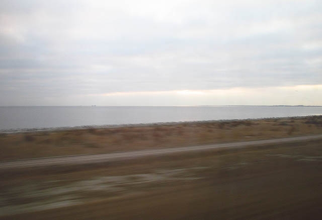 Kombinovaný železničně-dálniční most Øresundsbroen vede od roku 2000 od kodaňského letiště do třetího největšího švédského města Malmø. Přestože dosahuje výšky 57 m nad hladinou, na jihu končí na umělém ostrově, ze kterého vede k pevnině tunel - průplavem totiž proplouvají lodě všech velikostí včetně ruských flotil (protože bělomořský kanál je pro velké lodě nepoužitelný). Krátká (a rychlá) jízda není opticky moc zajímavá - z tunelu ani mostu toho člověk moc nevidí. Umělý ostrov se mně podařilo zachytit pouze takto. Půlhodinku ve vlaku jsem strávil úvahami, jak jinak spojit most a tunel uprostřed moře - co myslíte?