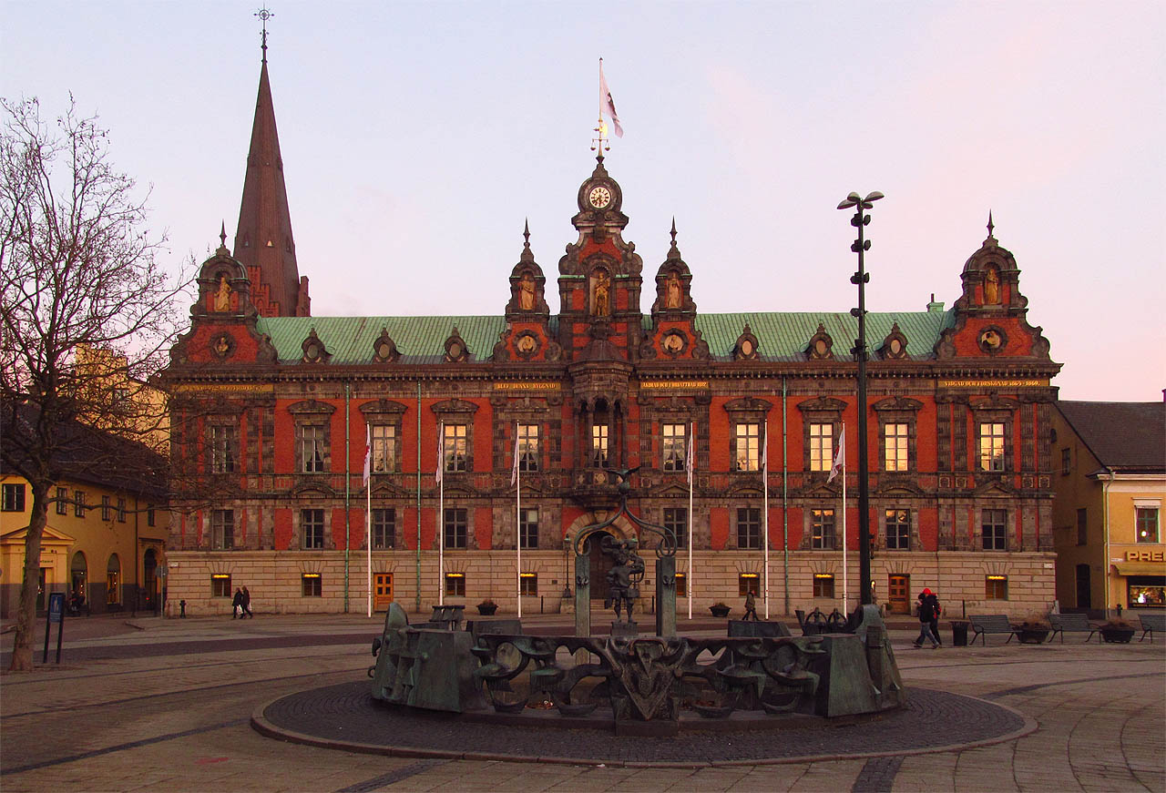 Tramvaje už v Malmø nejezdí, ale radnice ještě stojí. Na svoji první návštěvu Švédska jsem měl celkem 80 min, ale západ slunce ji krásně prozářil - stálo to za to.