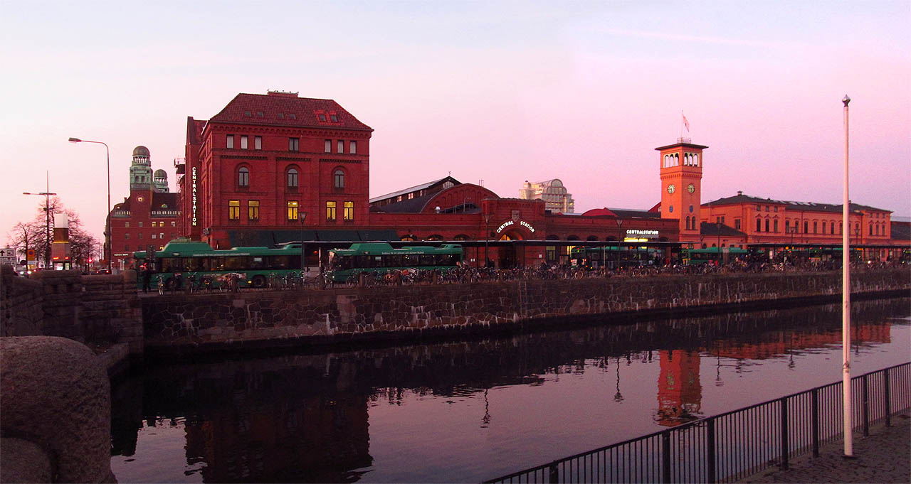 Sytě zelené autobusy kontrastují s rudým hlavním nádražím. Dálkové vlaky jezdí z povrchu, místní a dánské z podzemí. Škoda, že na hlubší prohlídku nezbývalo víc času.