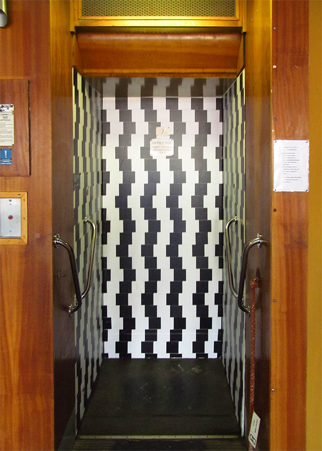 Studenti se rovněž postarali o výzdobu kabinek stroje. Na fotografii právě přijíždí koupelna.