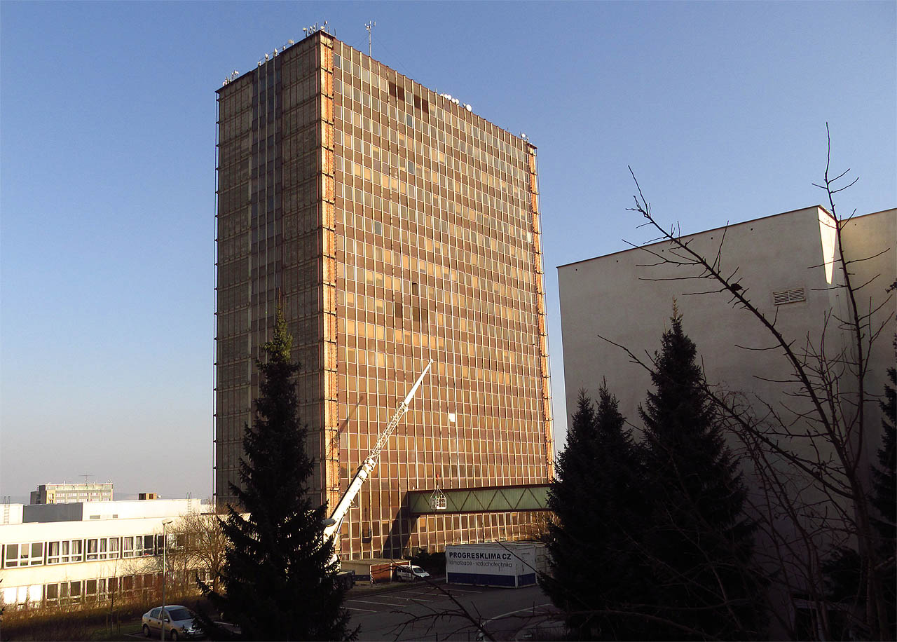 Na konci února 2013 byla budova odpláštěna pro nadcházející rekonstrukci. Nezaručené zdroje hovoří o statických problémech betonového jádra, nevhodném podloží a vibracích, které snad vyústí až ve snesení pěti nejvyšších patrech. Takové jsou konce králů?