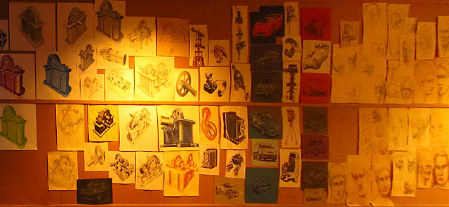 Areál FSI VUT zahrnuje také přístavby hlavního mrakodrapu označeného hrdě A1. V budově C1 lze narazit na výstavku prací studentů designových oborů.