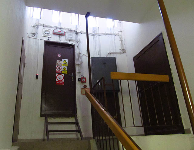 V 19. patře toho není mnoho. Nemáte-li štěstí v podobě povolení ke vstupu na střechu s heliportem, můžete se nanejvýš kochat pocitem, že výš už to nejde (možná budete jedni z posledních v takové výšce). A nebo se pokusit rozlousknout tajemství zašifrovaného vzkazu, který sem kdosi uschoval.