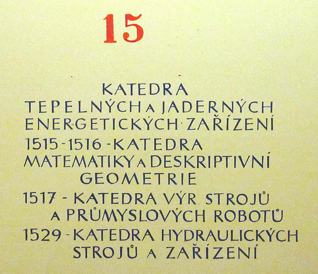 Z jednoho ze dvou hlavních schodišť se do jednotlivých pater prochází přes dveře, které nesou svědectví o době svého vzniku. Žádné tisky, ve všech patrech jsou někdejší názvy ústavů provedeny dvoubarevně a ručně, krásným písmem se strojařskou přesností. Romantičtější povahy mohou nahradit čísla kateder letopočty a představit si, jak se po cestě dolů po schodišti vrací časem. Čím by se asi zabývala katedra výroby robotů v roce 1517?