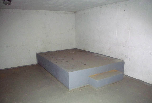 Na opačném konci páteřního schodiště čekají rozlehlá sklepení. Úplně nejníž ale výtah nejede - do úkrytu, který je v 2. podzemním podlaží, je nutné dojít pěšky po zastrčených schodech na konci sklepa. Většina místností je prázdných, v jedné se ale nachází podivný sarkofág.