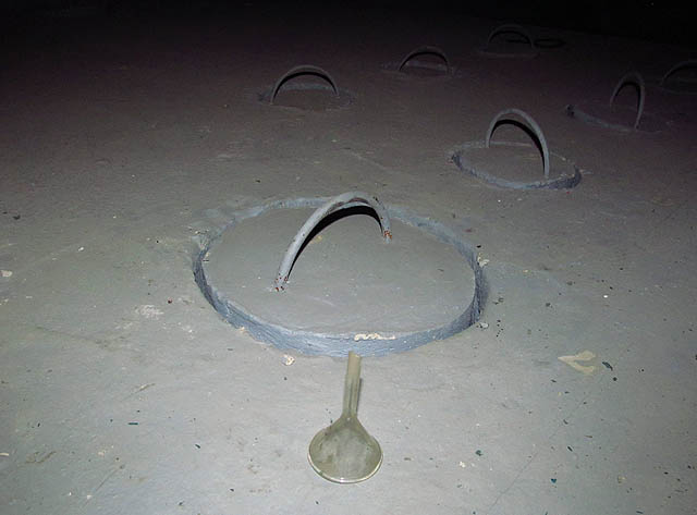 Válcové šachty s betonovými zátkami o mocnosti přes 10 cm nás vedly k úvaze, zda sarkofág nesloužil k uchovávání radioaktivních vzorků materiálů. V případě jaderné války možná opodstatněný předpoklad.