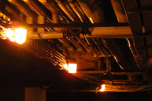 Sklepení fakulty jsou spletitá stejně jako kilometry kabelů a potrubí v nich. Strojaři mají k industrii blízko, proto nepřekvapí, že ve sklepě nejsou jen zapadlé komory, kam nevkročila měsíce či roky lidská noha, ale také komunikační koridor spojující různé části budovy, kterým se běžně prochází i bez Ariadniny nitě.