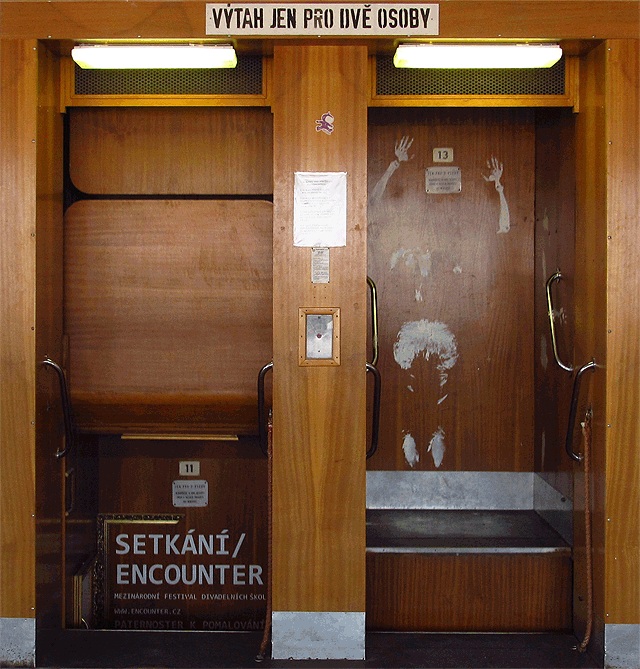 Kromě rekordní výšky je budova FSI VUT rovněž typická a dobře známá svým paternosterem. Jezdí sice „jen“ do 7. patra, ale přesto je nejvyšší z někdejších tří veřejně přístupných výtahů tohoto typu v Brně (pátrání po paternostech pokračuje). V budově nádražní pošty je ovšem výtah mimo provoz a zbývá tedy pouze magistrátní budova na Malinovského náměstí.