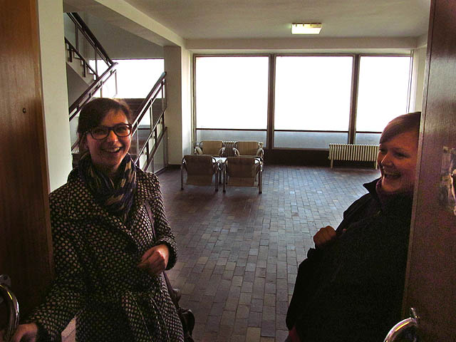 O tom, že je na fakultě výtah oblíben a dokonce se stává centrem společenského dění a místem mnoha příjemných zážitků, svědčí i rozjařené úsměvy přistupujících studentek.