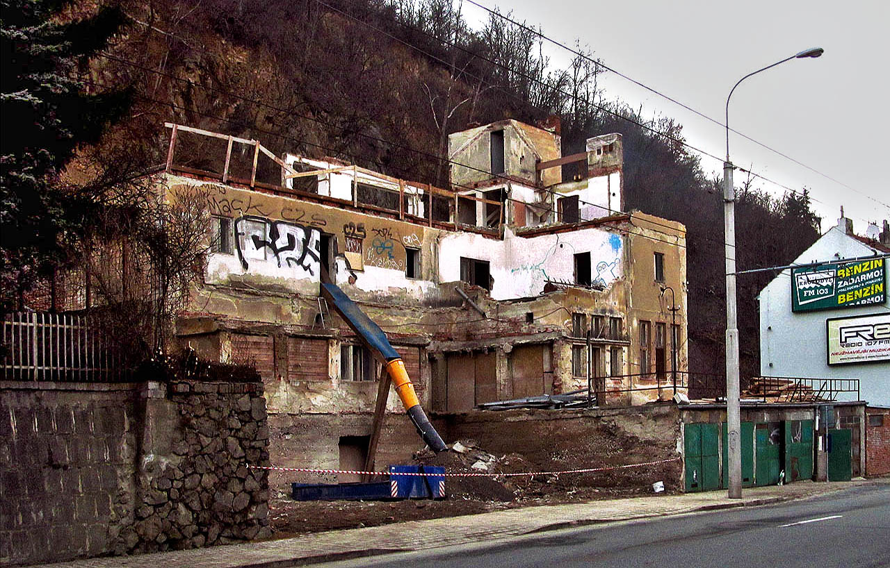 Budova výletní restauace a kavárny Lido na Veslařské ulici v Brně byla postavena v roce 1931 podle plánů architektů Othmara Skrabala a Roberta
Farského. Svých 82. narozenin se již nedožije.