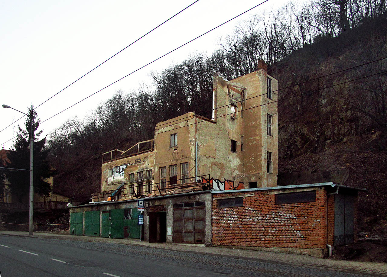 Svým pojetím zapadla kavárna do koncepce vilek na tehdejší Kamenomlýnské ulici na protějším břehu Svratky. Výplně některých stěn byly tvořeny v té době populárním Heraklitem, díky němuž byla prezentována v roce 1932 v odborném časopise Heraklithové rozhledy.