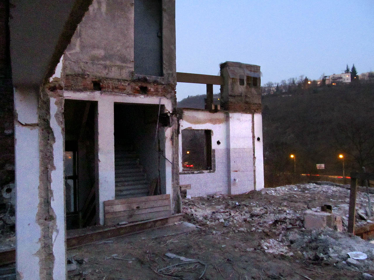 Součástí stavby byla trojice garáží a dva obchody s výlohami, v přízemí byla restaurace, z níž se vycházelo na terasu, kterou bylo možno v nepříznivém počasí částečně zastřešit. Nad provozovnami se pak vyjímala dvě obytná patra nesená železnou a dřevěnou konstrukcí obloženou heraklitem.