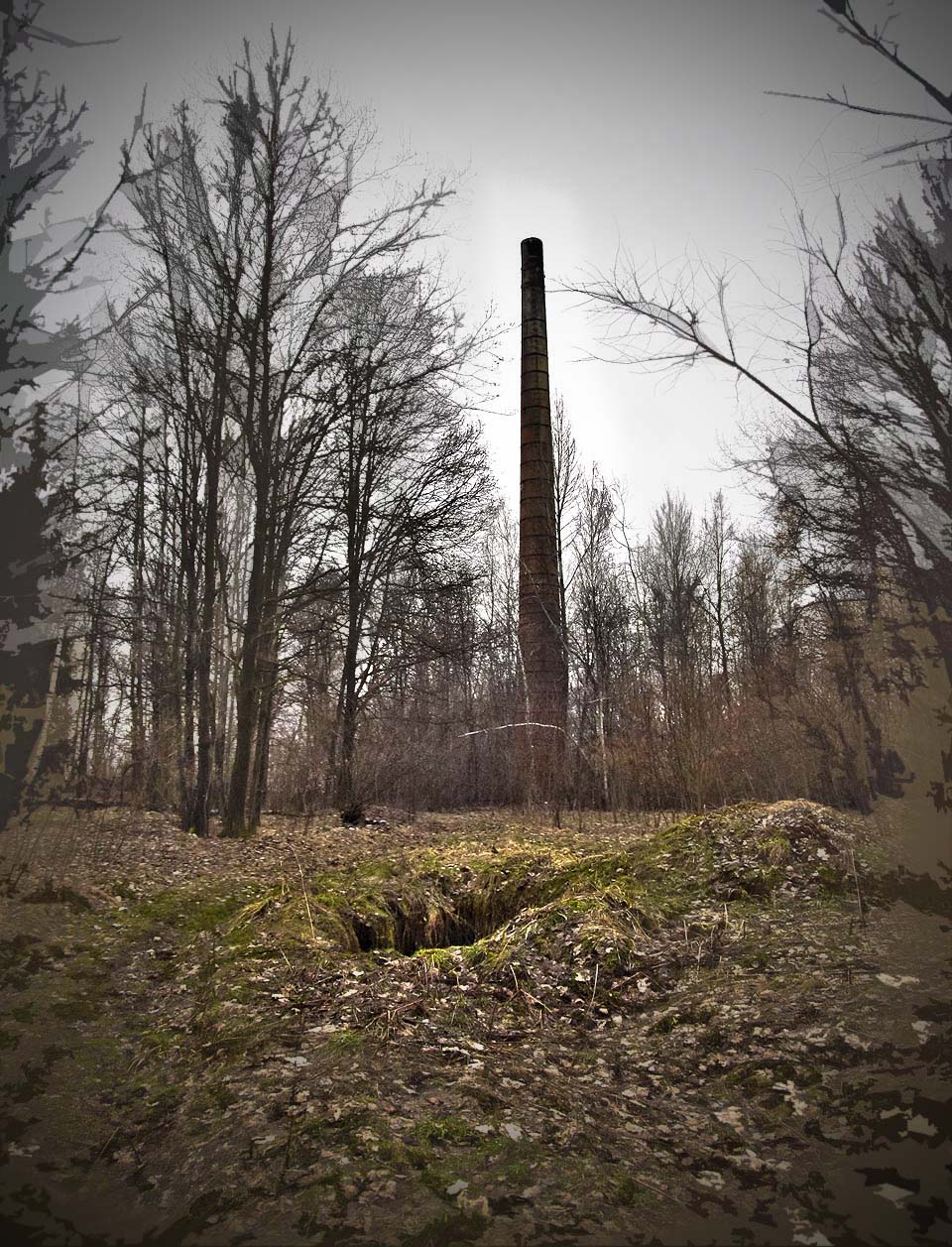 Zóna. Otvory do země mají podobu neladných děr i složitých komínů, kam ale podzemí vede?
