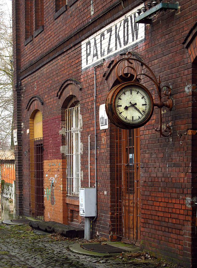 Výpravčí má v budově stále službu a přiznávám, že bych v příštím životě chtěl klidně být na jeho místě. Zatím totiž můžeme paczkówské nádraží označit za místo, kde se zastavil čas (ve 20:22).