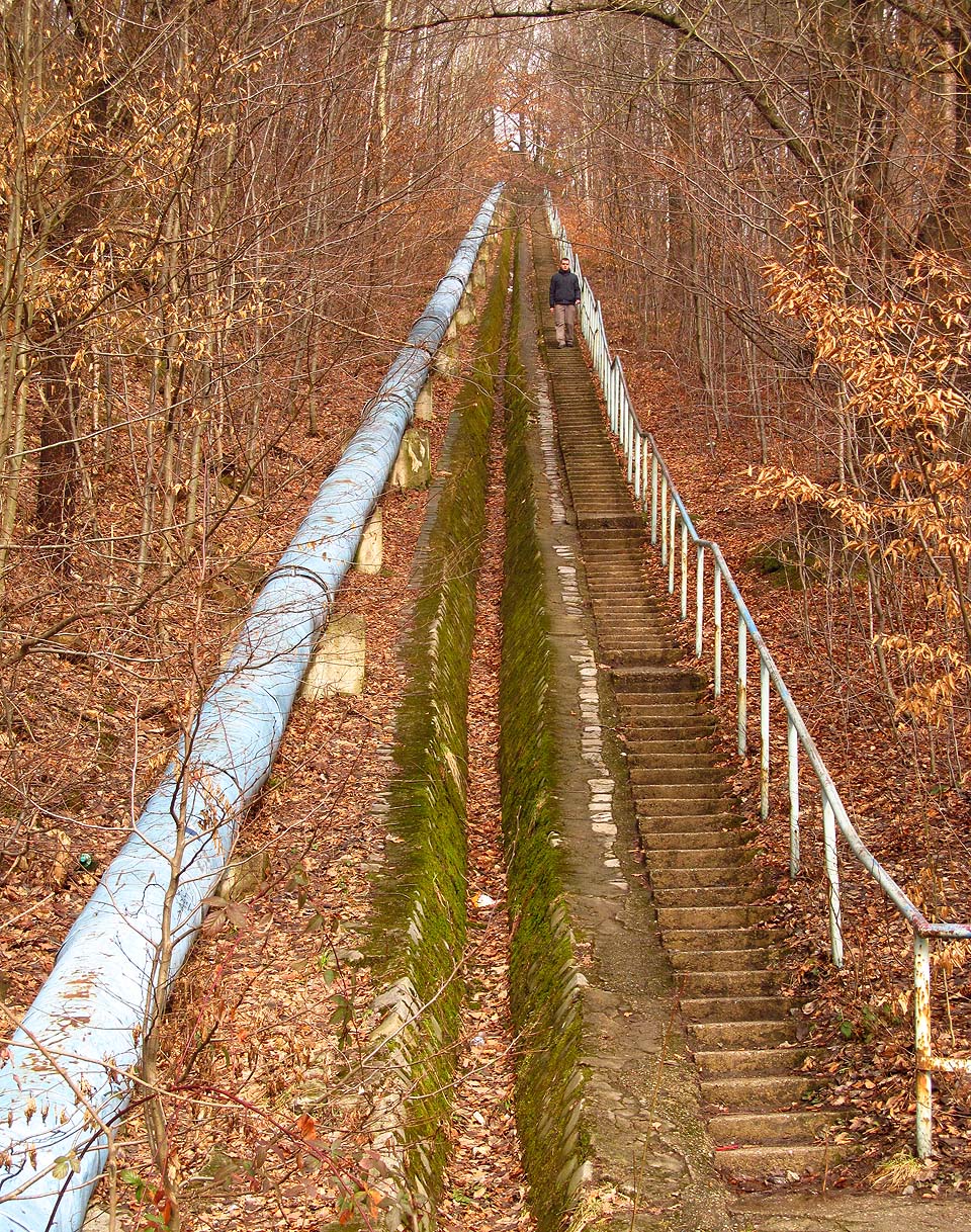 Naše březnová výprava do Polska měla za cíl zodpovězení několika otázek, nad nimiž jsem přemýšlel už roky. Potrubí nad Głuchołazy jsem viděl poprvé v roce 2005 a od té doby jsem se dohadoval k čemu slouží. Pomýšlel jsem dokonce na přečerpávací elektrárnu. Dnes už ovšem vím, že jde o vodovod nasávající vodu nad gluchołazským jezem.