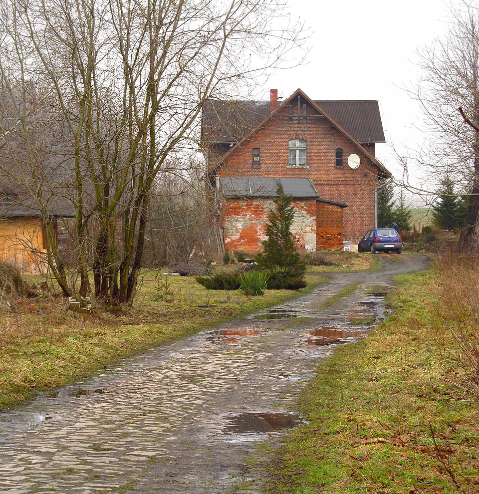 Průzkum zrušené trati Nowy Świętów - Sławniowice jsme s Kawi ukončili na podzim roku 2011 u přejezdu pod Gierałcicemi. Zajímavá lokálka, která končila jen asi 200 m od československých hranic mě však stále láká. Tentokrát jsme na témže místě navázali a hned kousek za silnicí objevili staniční budovu. Předpokládám, že se nádraží jmenovalo Gierałcice, ověřit jsme si to ale nemohli vzhledem k zuřivému majiteli, který dnes v budově bydlí a jeho psu. Přiblížit se nám nepodařilo ani skrze křoví oklikou. (Doma jsme zjistili, že název nádraží byl polsky Biskupów.)
