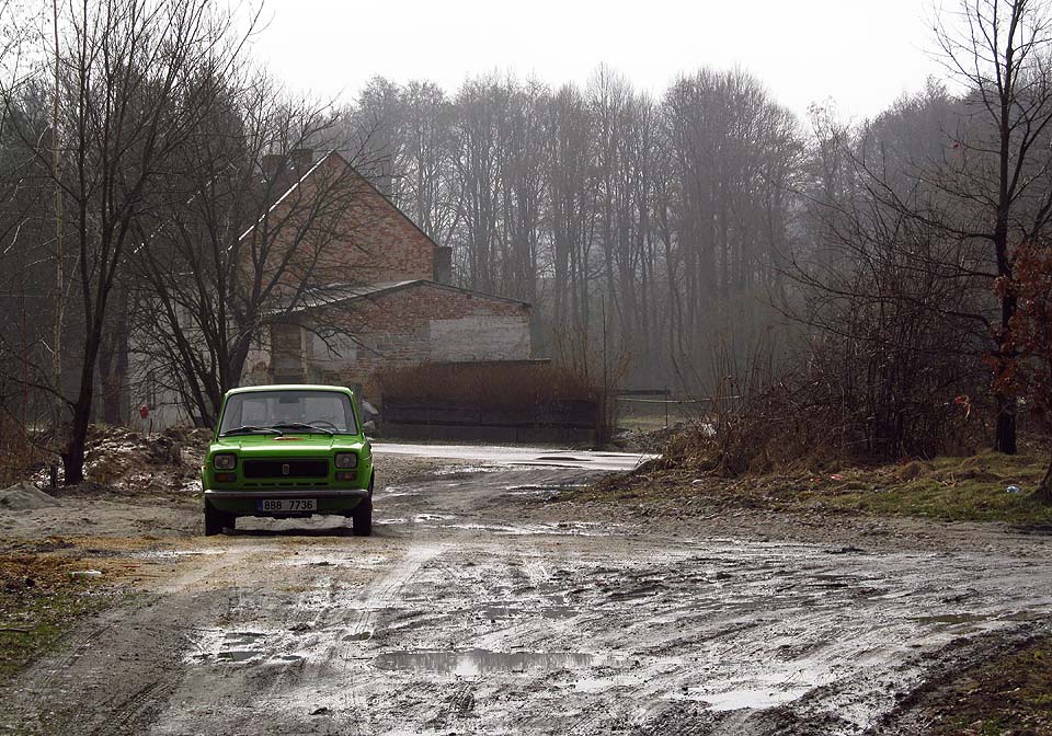 Fiat na nás trpělivě čeká na místě někdejšího sławniowického zhlaví stanice Biskupów.