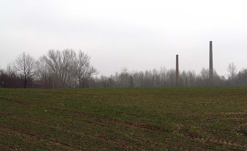 Cílem nejhlavnějším bylo podivné území připomínající Zónu z knihy Piknik u cesty bratrů Strugackých. Podle mapy tu mají být dva komíny a cosi pod nimi. Někde v polích nad biskupowským nádražím odbočovala vlečka, která vedla až sem - jdeme vypátrat, co všechno se tam vlastně skrývá a nad hlavami se nám najednou rychle zatahují mraky.
