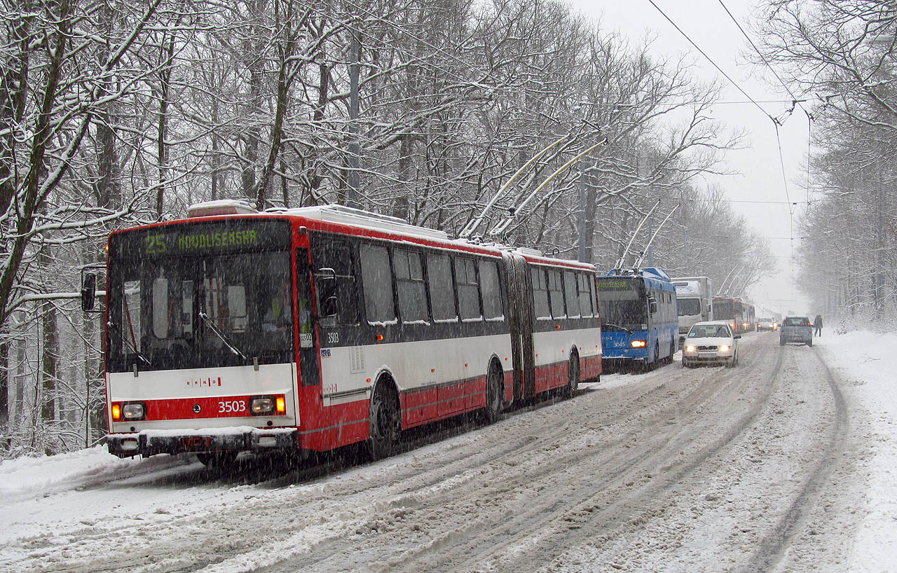 Trolejbus 15Tr váží prázdný téměř 16 t, proto není divu, že mu vrstva rozbředlého sněhu nedělá moc dobře. Řada více než 30 trolejbusů v obou směrech zdobila 18. března celou Pisáreckou ulici od Anthroposu až k mohyle sovětských vojáků v průsmyku u ulice Lesní. 