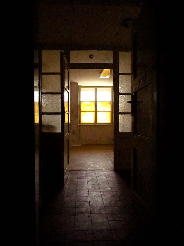 Caravaggiovské pohledy do někdejšíh ošetřoven jsou působivé.