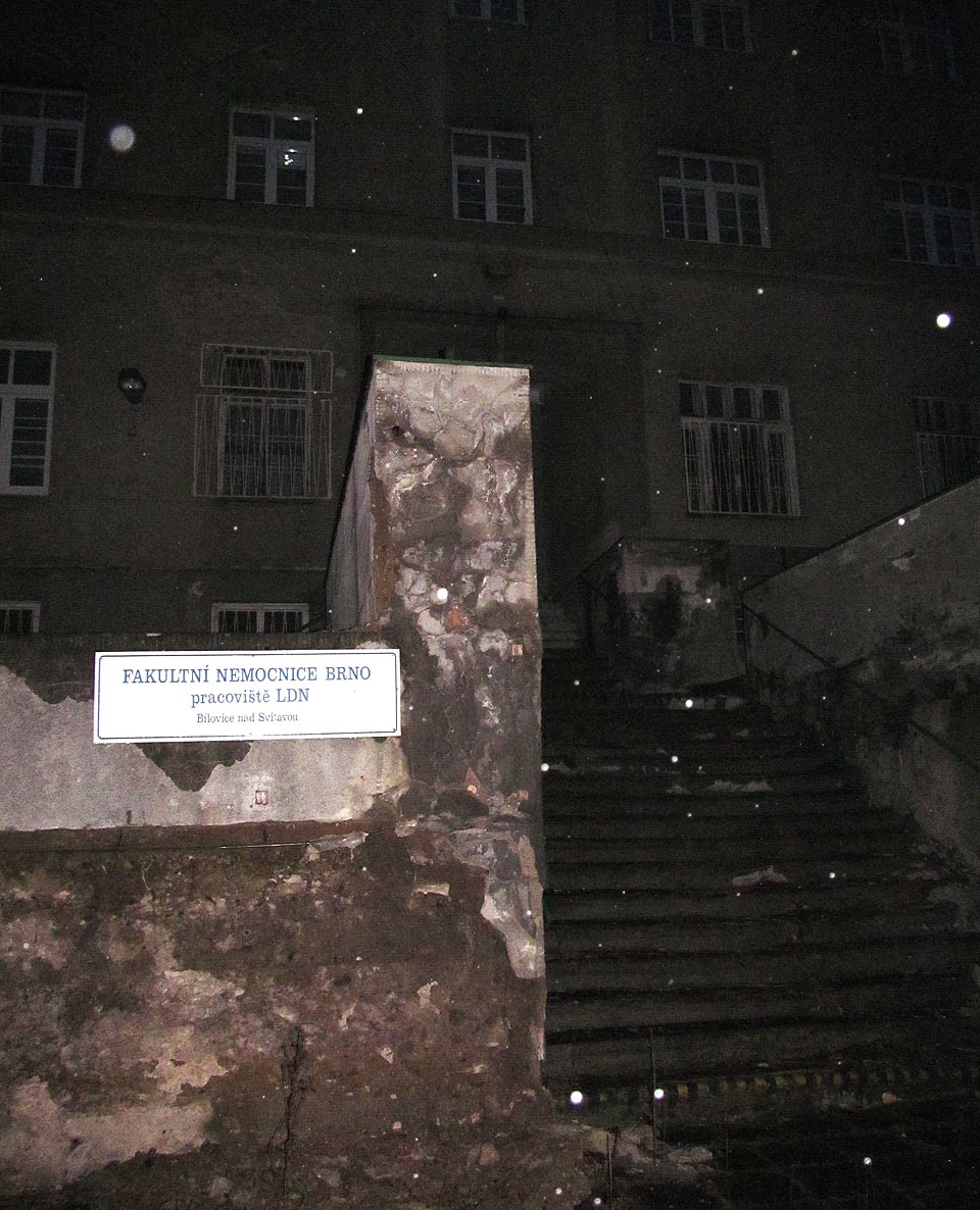 Bělostná cedule dlí na domě hrůzy jaksi nepatřičně. Připomíná <a href=index.php?stranka=textpodrobne.php&cisloclanku=139&title=Silvestrovsk%C3%A1%20Muna>sen o tajné podzemní nemocnici</a>, kde se dělaly pokusy na lidech.